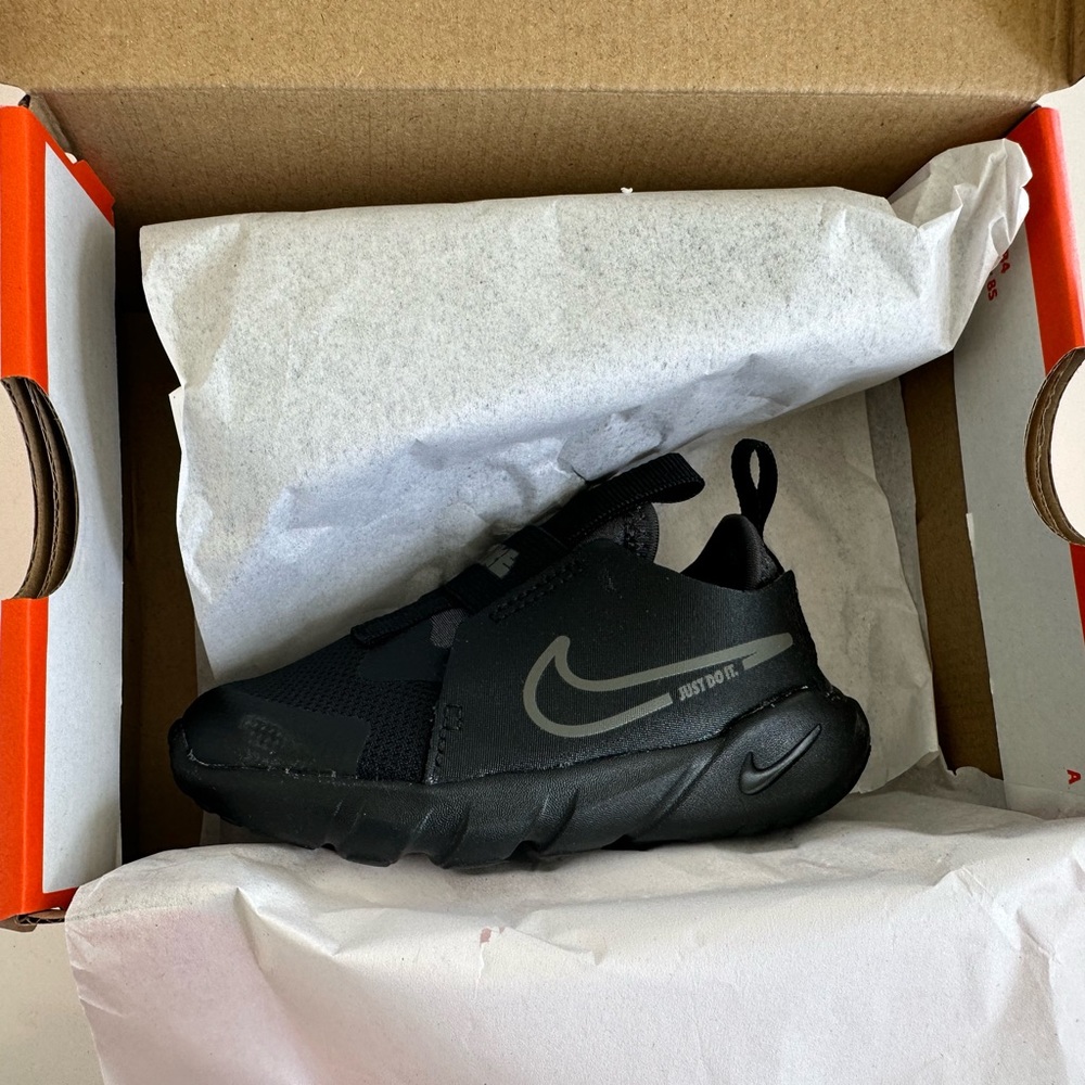 Brand new Nike kids 7 c ( final sale no returns )
